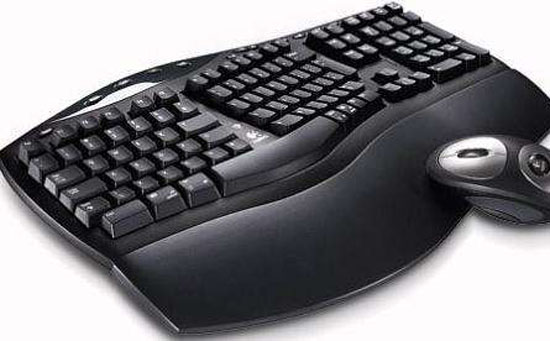 许多模具厂不能自制自己的手板。他们的手板业务都是向专业手厂发放的，因为模具厂的设备和人员一般都是自己做的注塑成型