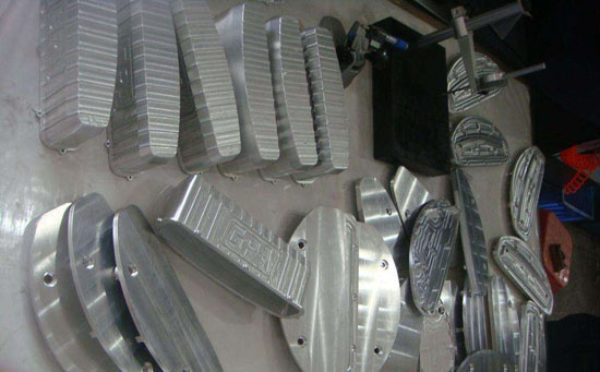 CNC手板厂的表面处理多样化,如研磨和喷洒灰、喷漆、抛光、丝网印刷、电镀等