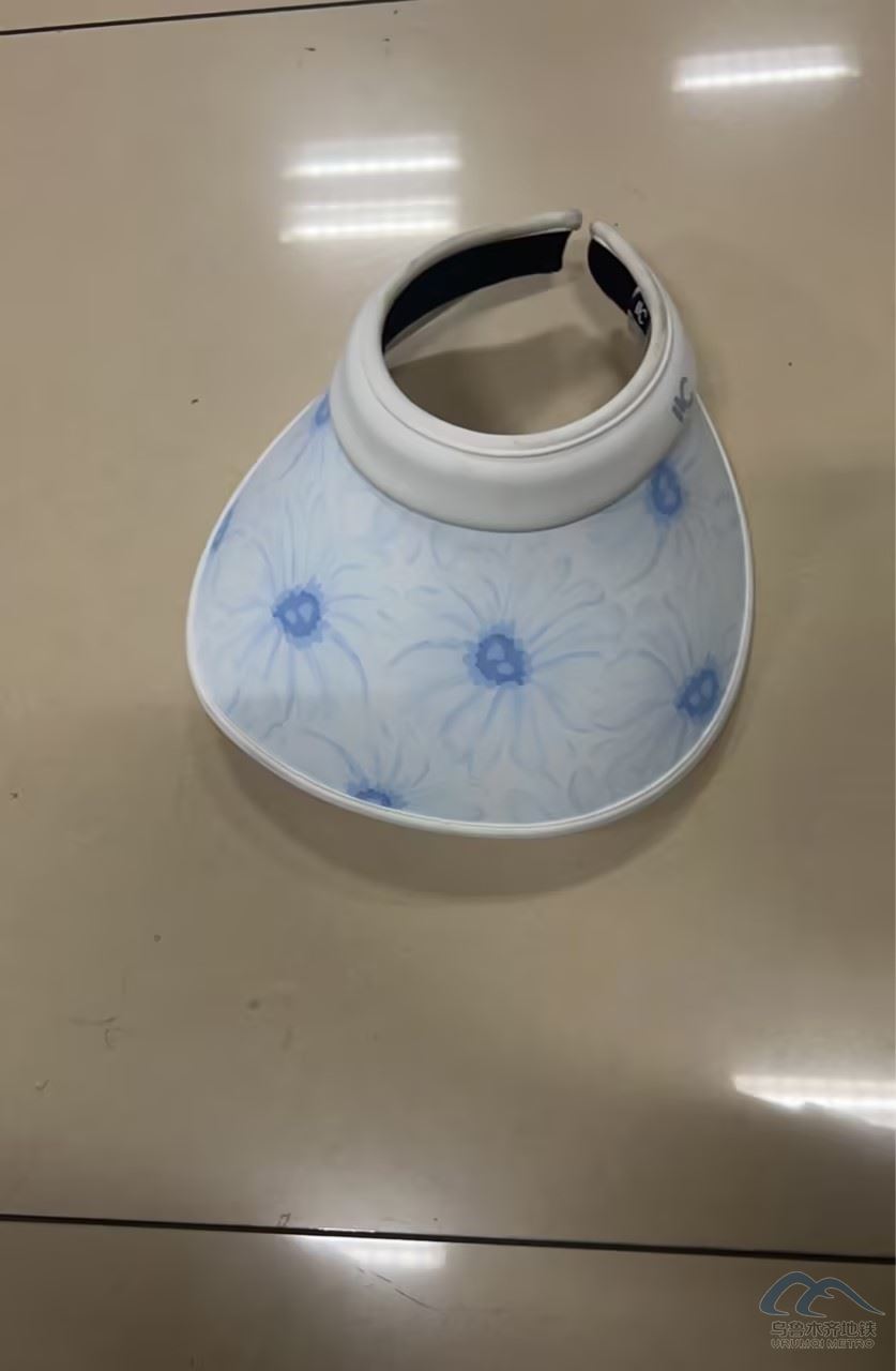 白色遮阳帽.jpg